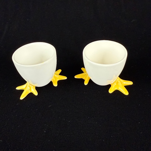2 Retro Egg Cups with Chick Feet Ceramic White and Yellow Excellent Gift - Picture 1 of 9